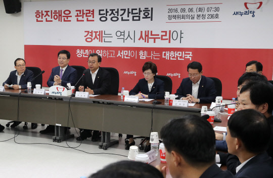 새누리당 이정현 대표가 6일 오전 국회에서 열린 한진해운 관련 당정간담회에서 발언하고 있다.